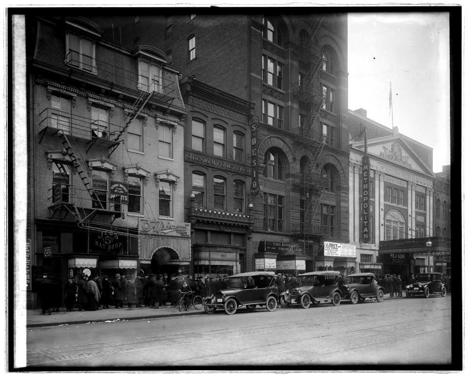 Metropolitan Theater crowds Passion, (Washington, D.C.) LCCN2016823596