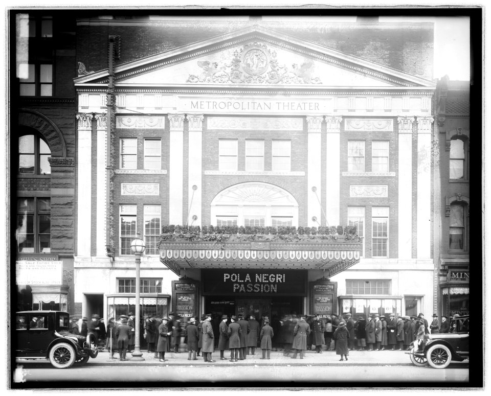 Metropolitan Theater crowds Passion, Washington, D.C. LCCN2016823598