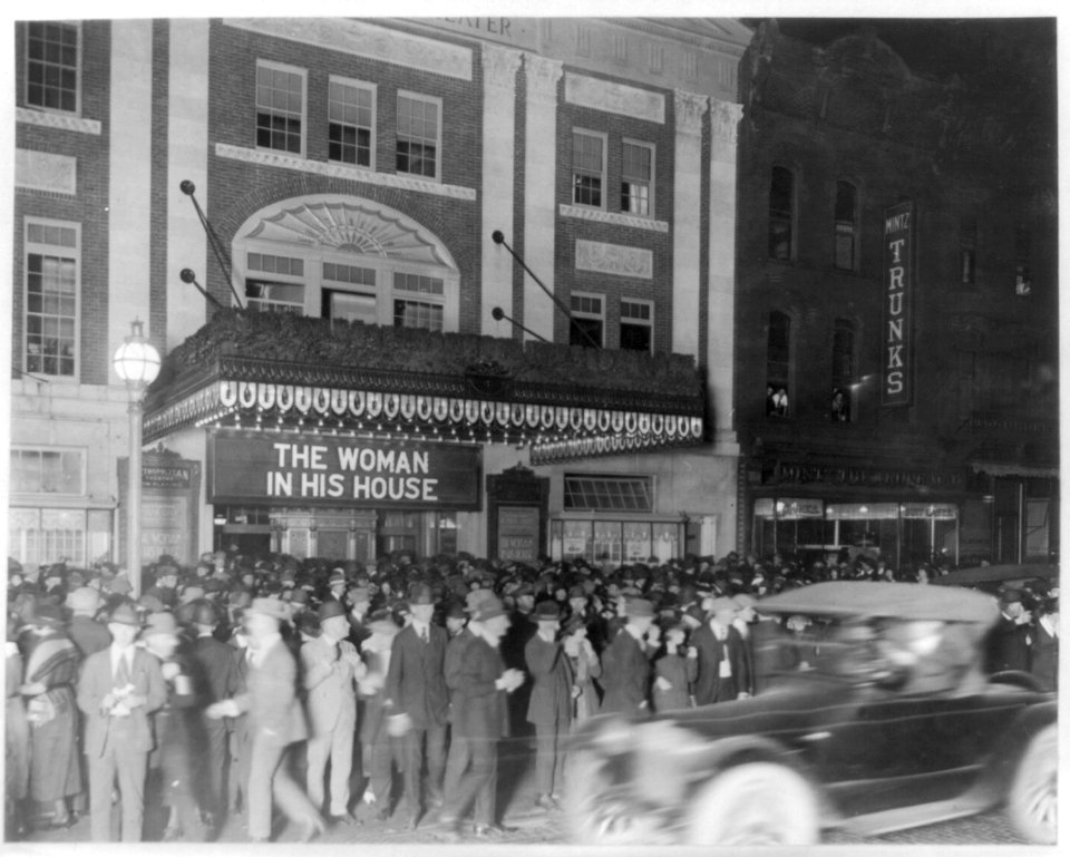 Metropolitan Theater, Washington, D.C., at night LCCN2001706322