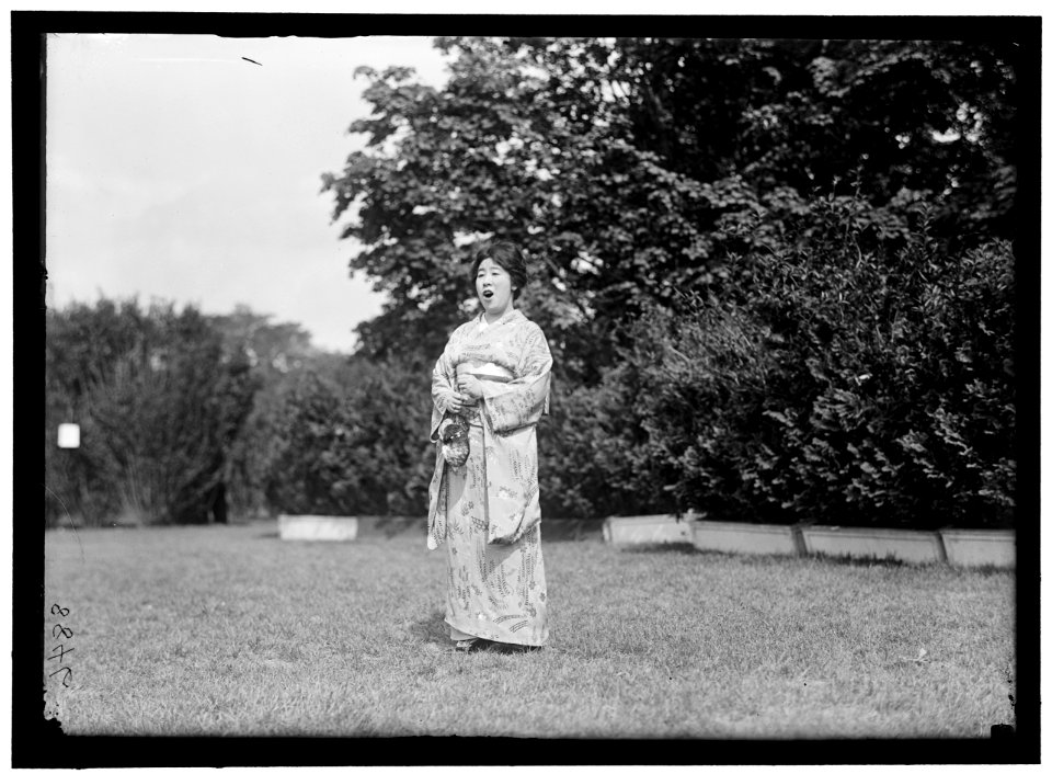 MEURA, MME. TAUCHI. JAPANESE PRIMA DONNA. SINGING AT SYLVAN THEATRE LCCN2016867846