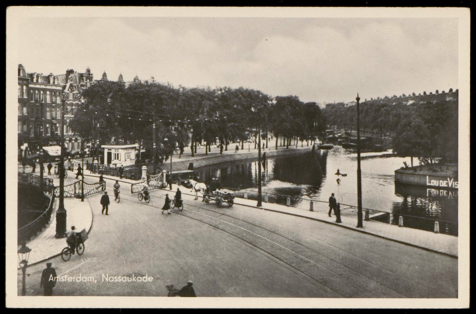 Nassaukade waar de hekken van brug 155 tussen Kattensloot en Singelgracht net dichtgaan, Afb PBKD00080000003