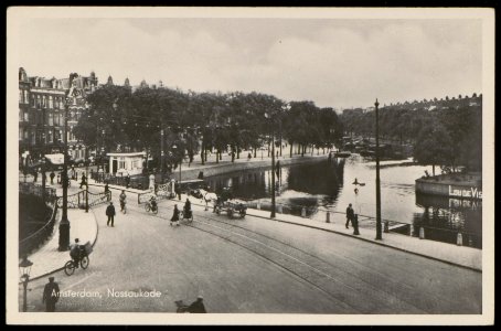 Nassaukade waar de hekken van brug 155 tussen Kattensloot en Singelgracht net dichtgaan, Afb PBKD00080000003