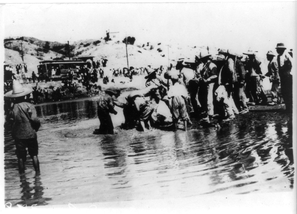 Mexican Insurrectos before the Battle of Juarez- - Insurrectos scrambling for oranges (in Rio Gr.) at El Paso LCCN2007677272