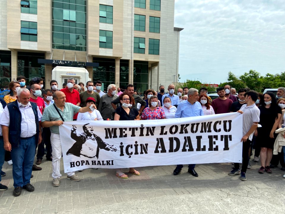 Metin Lokumcu İçin Adalet yazılı pankart