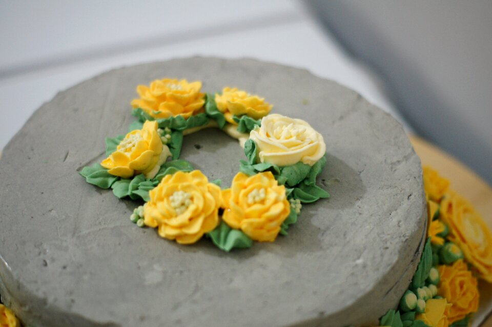 Buttercream flower gray cake