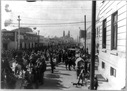 Mexican War, 1914- Rebel troops passing through street in Chihuahua LCCN2003655583