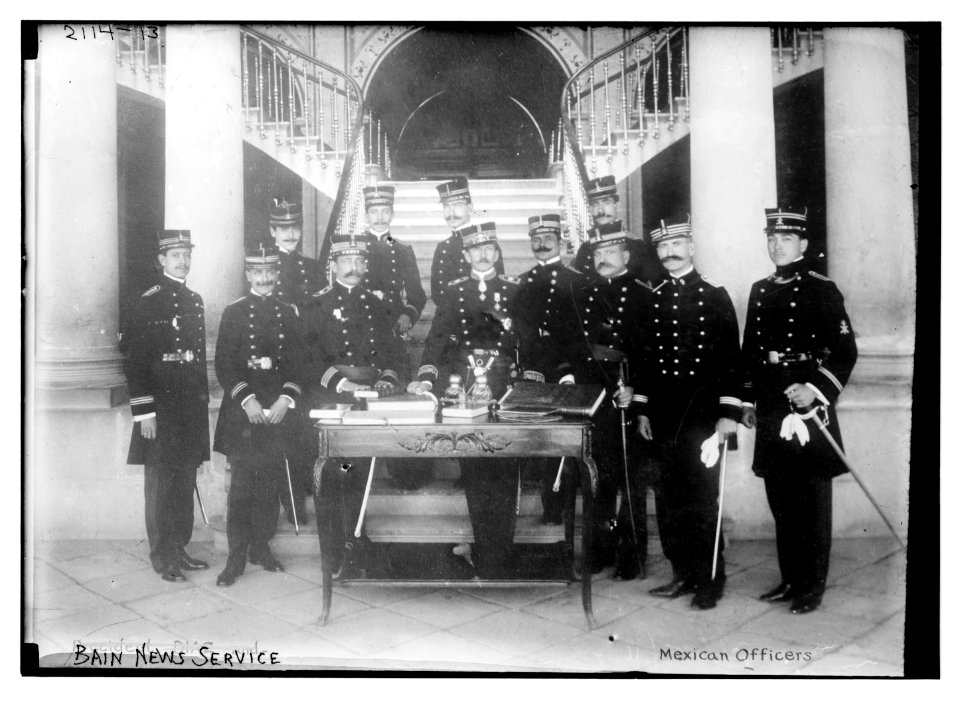 Mexican officers LCCN2014688825