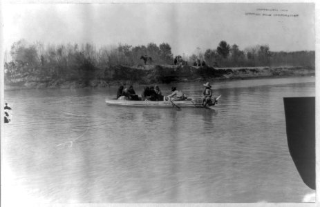 Mexican War, 1914- refugees crossing in rowboat LCCN2003655577