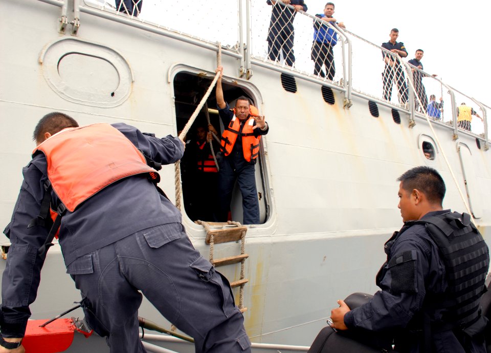Mexican, British navy conduct boarding exercise at Tradewinds 150618-N-AF146-089
