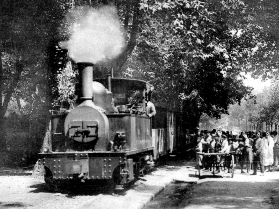 Narrow Gauge Train Arriving (44803200584) (cropped)