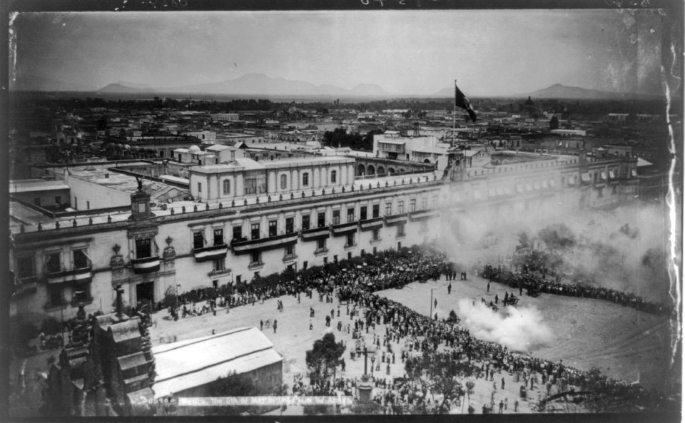 Mexico, the 5th of May in the Plaza de Armas. (large crowd watching artillery salute.) LCCN2016648015