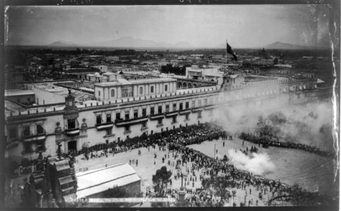 Mexico, the 5th of May in the Plaza de Armas. (large crowd watching artillery salute.) LCCN2016648015