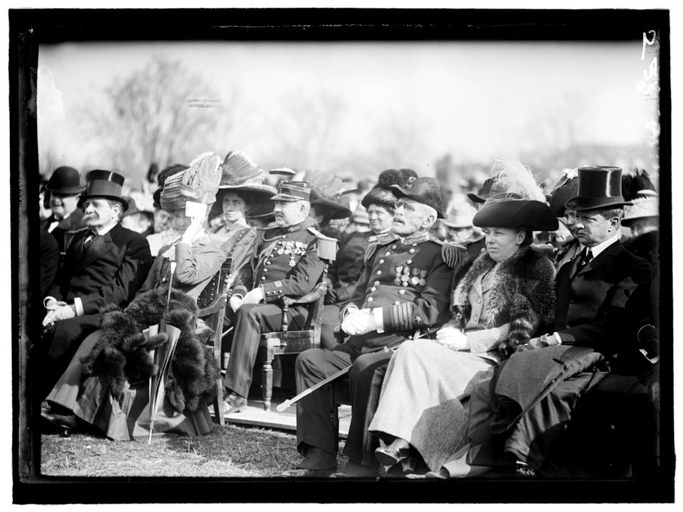 MEYER, GEORGE VON L. WITH MRS. TAFT; SOLDIERS AND SAILORS MONUMENT AT ANNAPOLIS LCCN2016863262