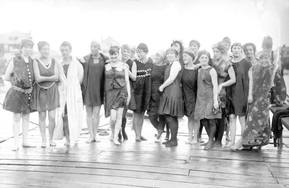 Nat'l Women's Life Sav. League entrants for races, 8-22-15 LCCN2014699711 (cropped)