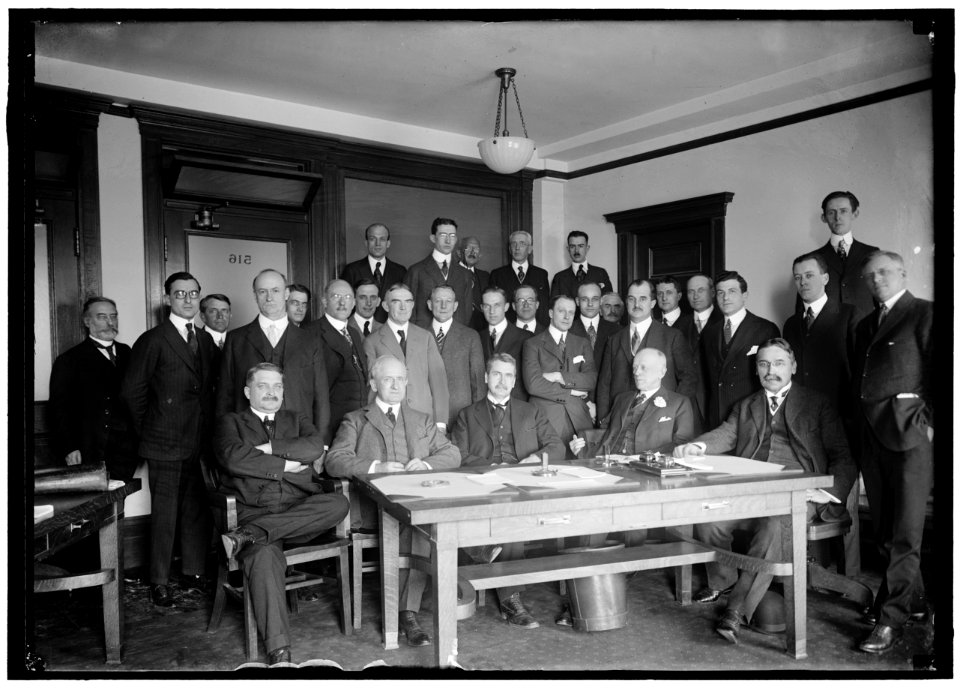NAT. ADVISORY COMM. FOR AERONAUTICS. MEETING OF EXEC. COMMITTEE WITH THE AIRCRAFT MANUFACTURERS ASSN., HELD IN MUNSEY BLDG. SEATED- DR. S.W. STRATTON; DR. JOS. S. AMES; ADMIRAL D.W. TAYLOR; LCCN2016867547