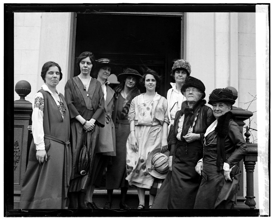 Nat. Women's Party group, 4-12-1922 LOC npcc.06051