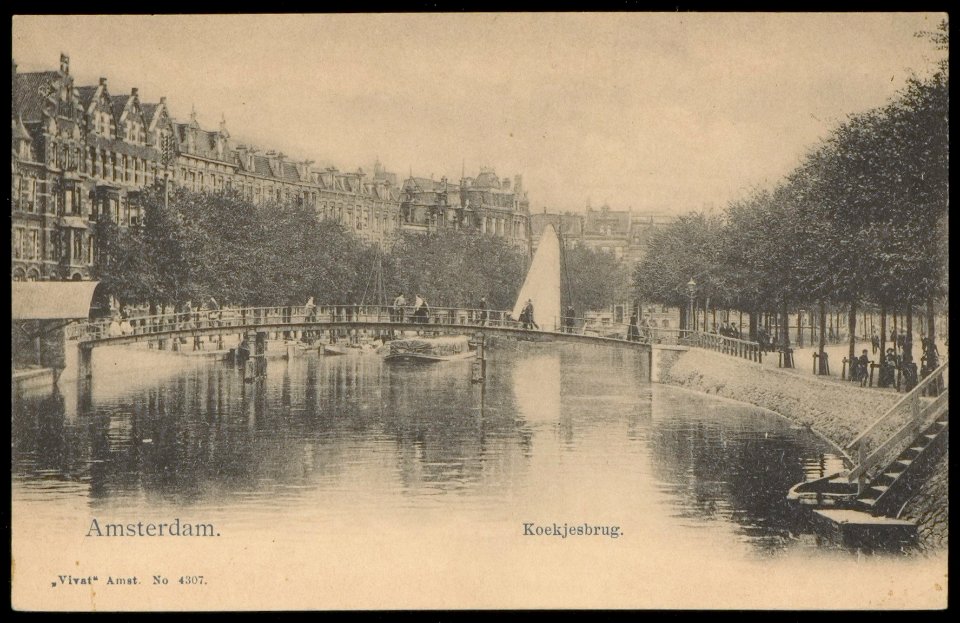 Nassaukade met de Koekjesbrug nr. 170 over de Singelgracht tussen links de Bosboom Toussaintstraat en rechts de Nieuwe Passeerdersstraat, Afb PBKD00080000016