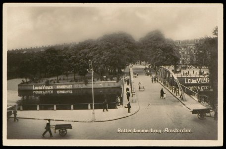 Nassaukade met de Rotterdammerbrug over de Singelgracht naar de Marnixstraat en het eerste Marnixplantsoen. Uitgave J. Sleding, Afb PBKD00080000012