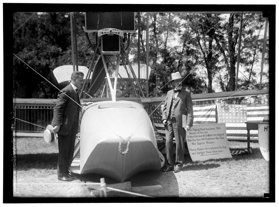 NATIONAL AERO COAST PATROL COMMN. CURTISS HYDROAEROPLANE OR FLYING BOAT EXHIBITED NEAR HOUSE OFFICE BUILDING. CAPT. TAYLOR AND SENATOR KERN LCCN2016866992