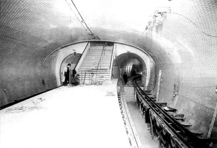 Metro de Paris - Ligne 3 - Gambetta quai depart photo