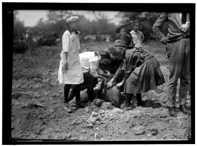 NATIONAL EMERGENCY WAR GARDENS COM. GIRL SCOUTS GARDENING AT D.A.R. LCCN2016867769