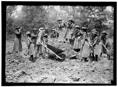 NATIONAL EMERGENCY WAR GARDENS COM. GIRL SCOUTS GARDENING AT D.A.R. LCCN2016867779