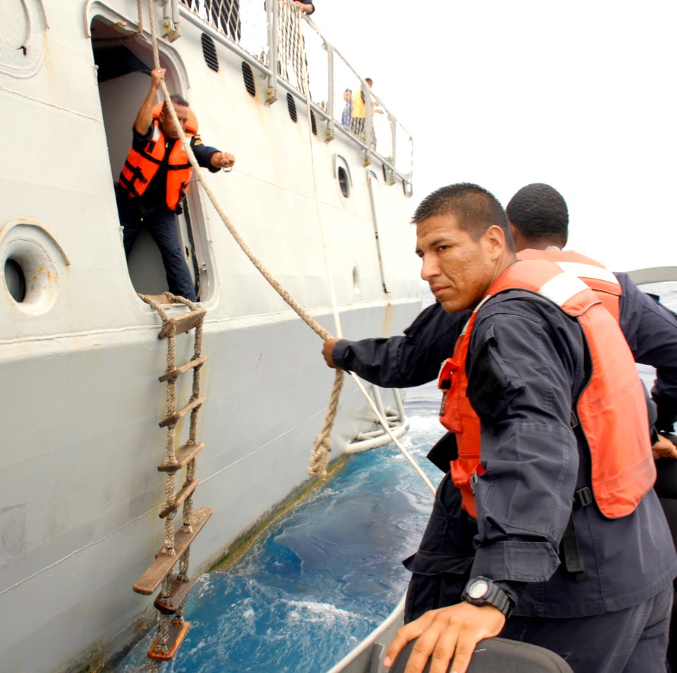 Mexican, British navy conduct boarding exercise at Tradewinds 150618-N-AF146-085