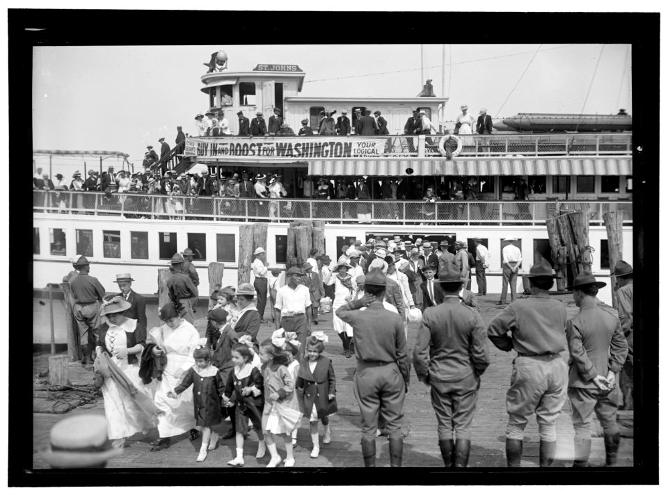 NATIONAL GUARD OF D.C. WOMEN AND CHILDREN LEAVING BOAT ON RETURN OF M. AND M. AND N.G. LCCN2016867065