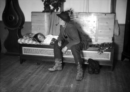 Nattfrieri. En man sitter på sängkanten och pratar med liggande kvinna. Värmland, Mangskogs socken - Nordiska museet - NMA.0027984 photo