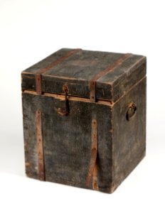 Nattstol (potta) i form av låda från 1700- talet - Skoklosters slott - 95284 photo