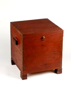 Nattstol (potta) i form av låda i rödmålad furu från 1800- talet - Skoklosters slott - 95285 photo
