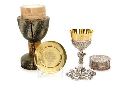 Nattvardskärl i silver och förgyllning, oblatfat, oblatask och kalk med fodral - Skoklosters slott - 92218