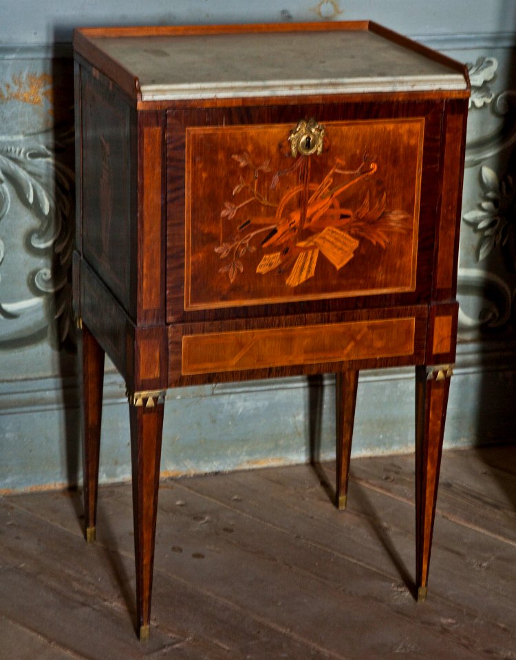 Nattduksbord av furu och björk med faner av jakaranda och mahogny. 1780-tal - Skoklosters slott - 92391