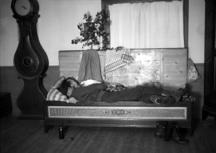 Nattfrieri. Man och kvinna sover i säng. Värmland, Mangskogs sn - Nordiska museet - NMA.0027985 photo