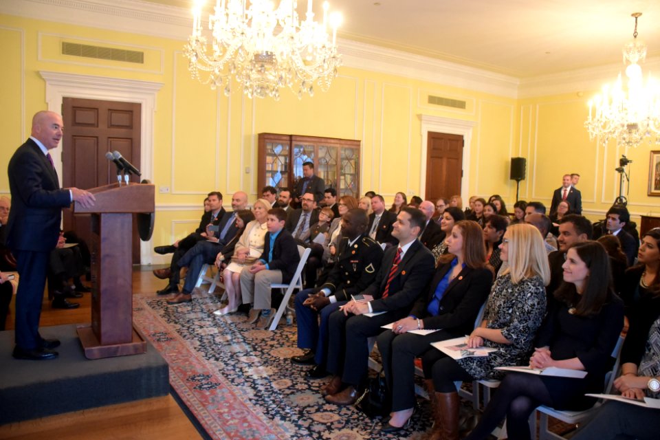 Naturalization Ceremony (25998734300)