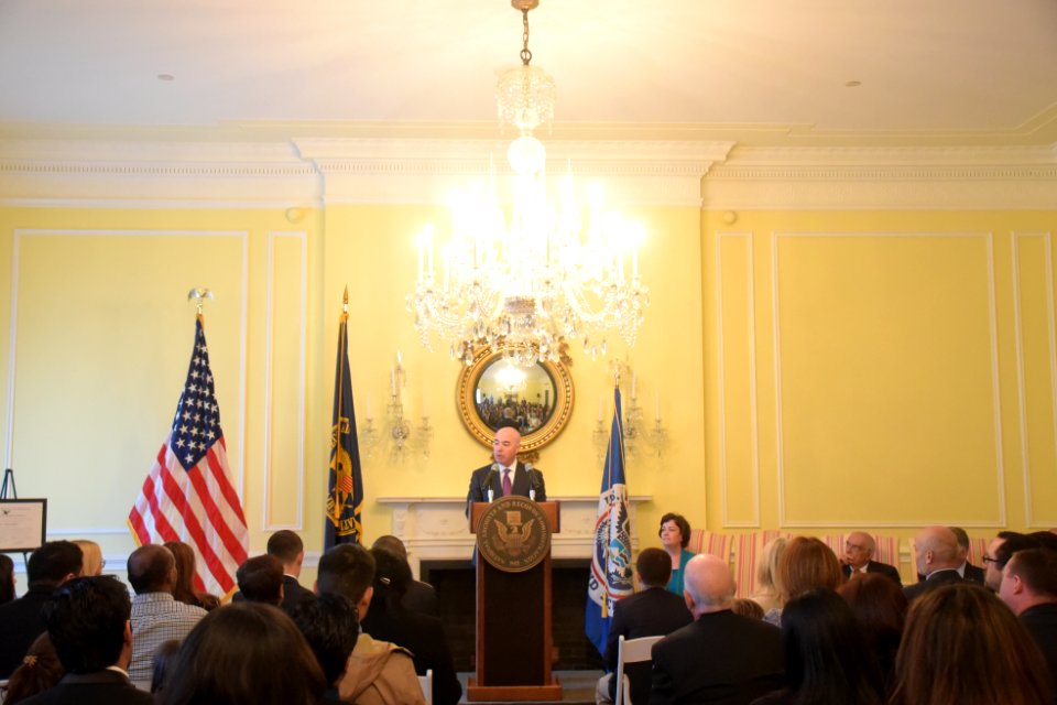 Naturalization Ceremony (26205340391)