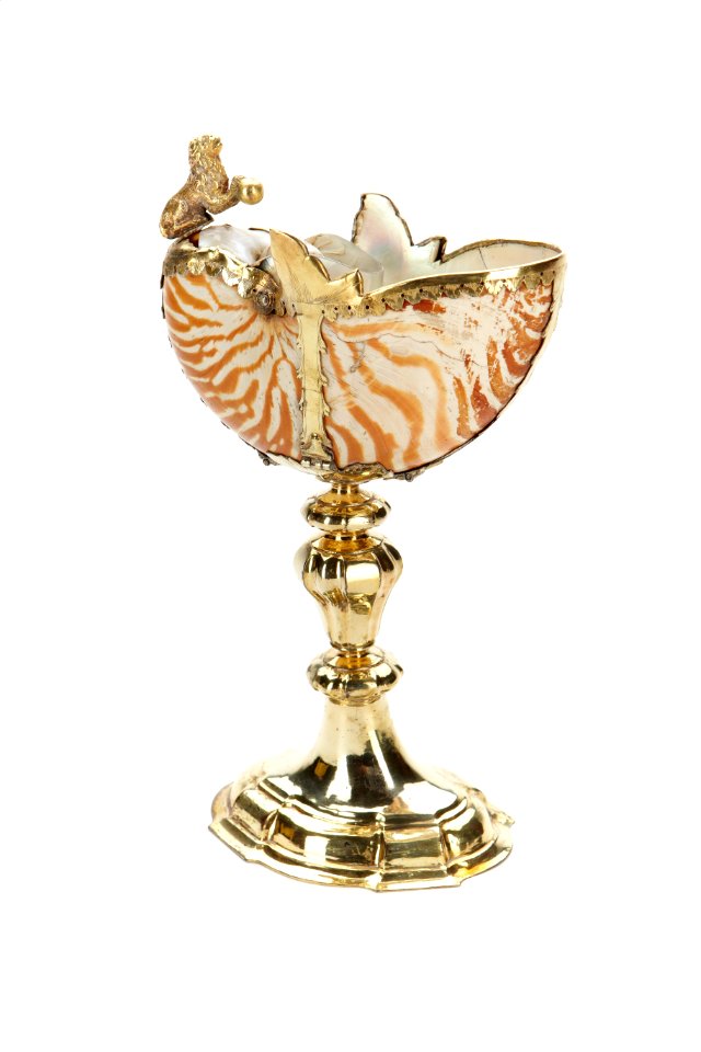 Nautilussnäcka med röda strimmor på balusterformat ben av förgyllt silver och ovanpå ett gjutet lejon med klot av förgyllt si - Skoklosters slott - 91913