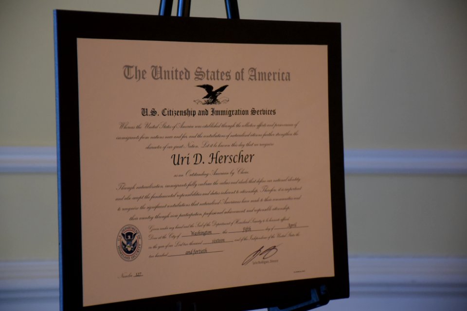 Naturalization Ceremony (25998790020)