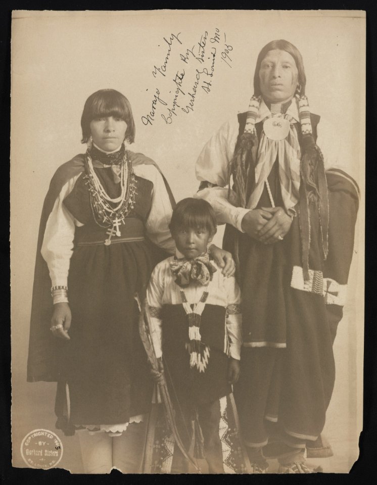 Navajo family LCCN2011648555