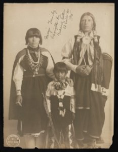 Navajo family LCCN2011648555 photo