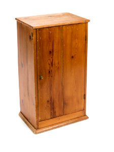 Nattduksbord, kommod av betsad furu - Skoklosters slott - 108274