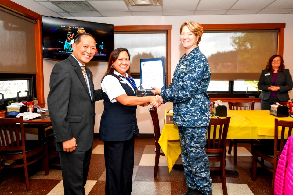 Naval Base Kitsap Navy Gateway Inns & Suites Receives Adm. Zumwalt Awards 161116-N-EC099-036