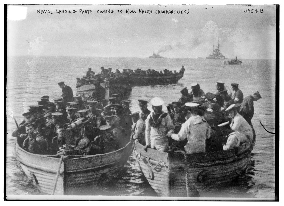 Naval landing party coming to Kum Kaleh (Dardanelles) LCCN2014698930
