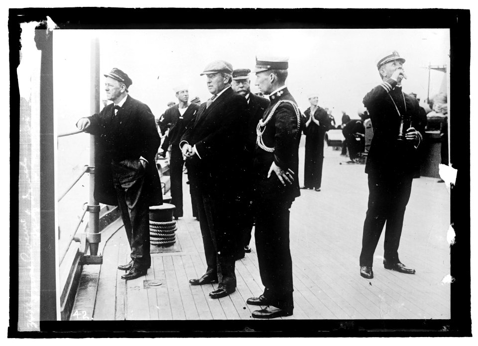 Naval Review Secty. Daniels & Garrison of WA LCCN2016821654