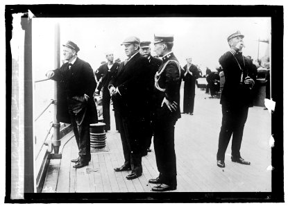 Naval Review Secty. Daniels & Garrison of WA LCCN2016821654
