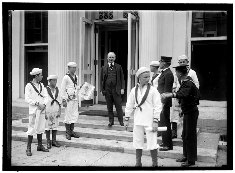 Naval Scouts (at White House, Washington, D.C.) LCCN2016868435