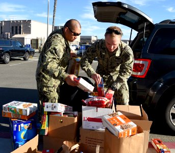 Naval Special Warfare food drive 151120-N-AV746-048