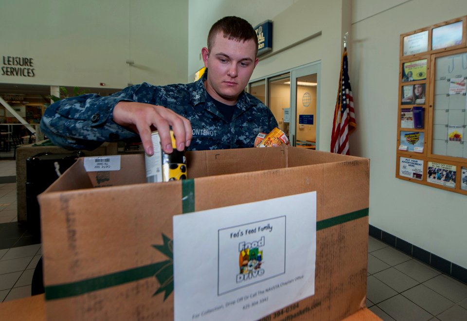 Naval Station Everett Feds Feed Families 140625-N-MM360-018