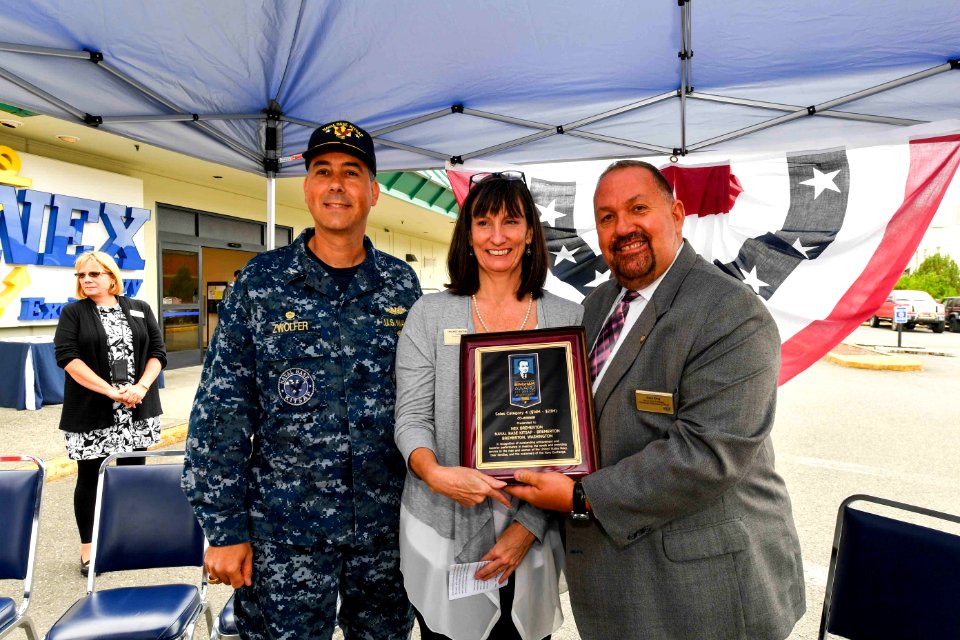 Naval Base Kitsap Navy Exchange Receives 2015 Bingham Award 160830-N-EC099-040
