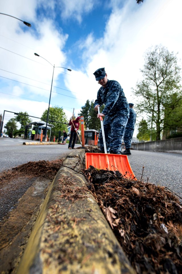 Naval Base Kitsap-Bremerton Earth Day cleanup 150422-N-JY507-058